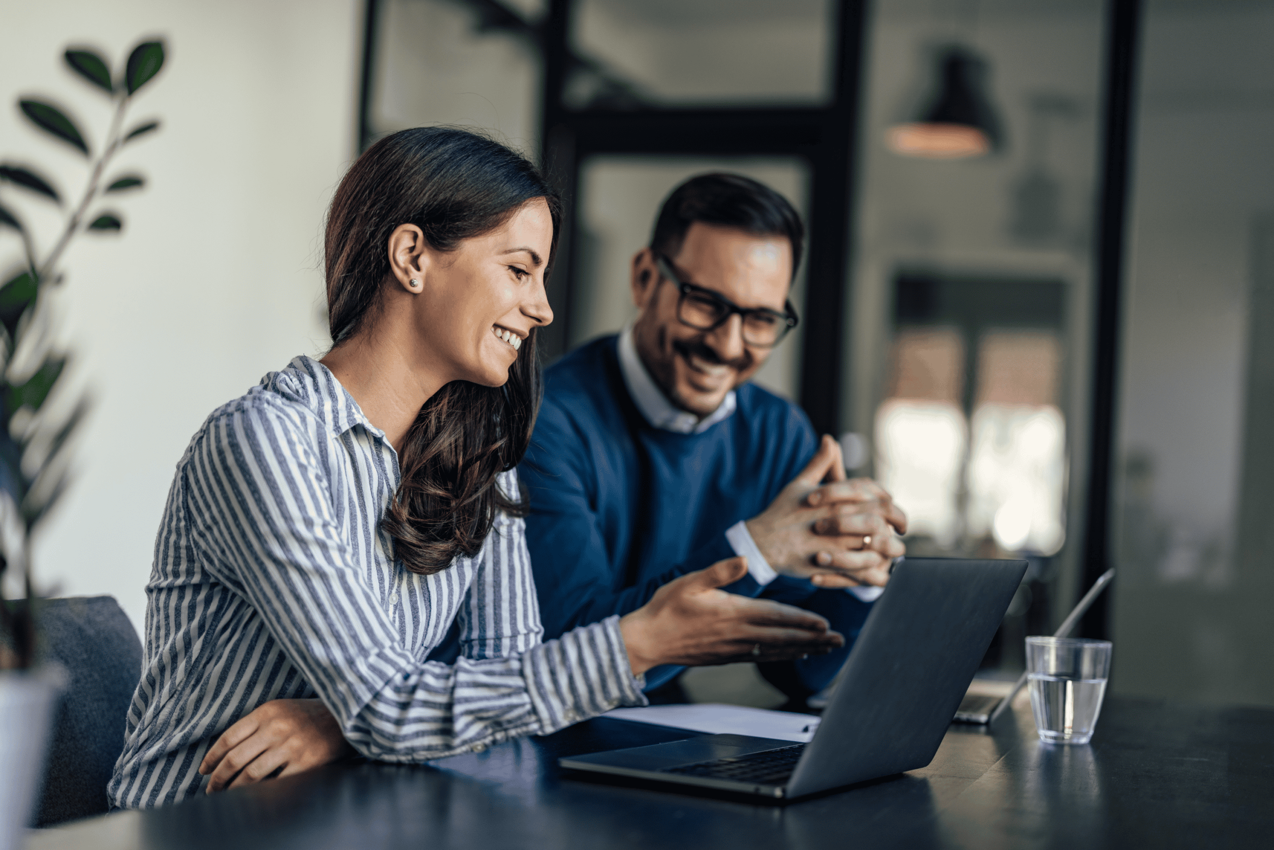 Professionnels IA collaborant autour d’un ordinateur portable