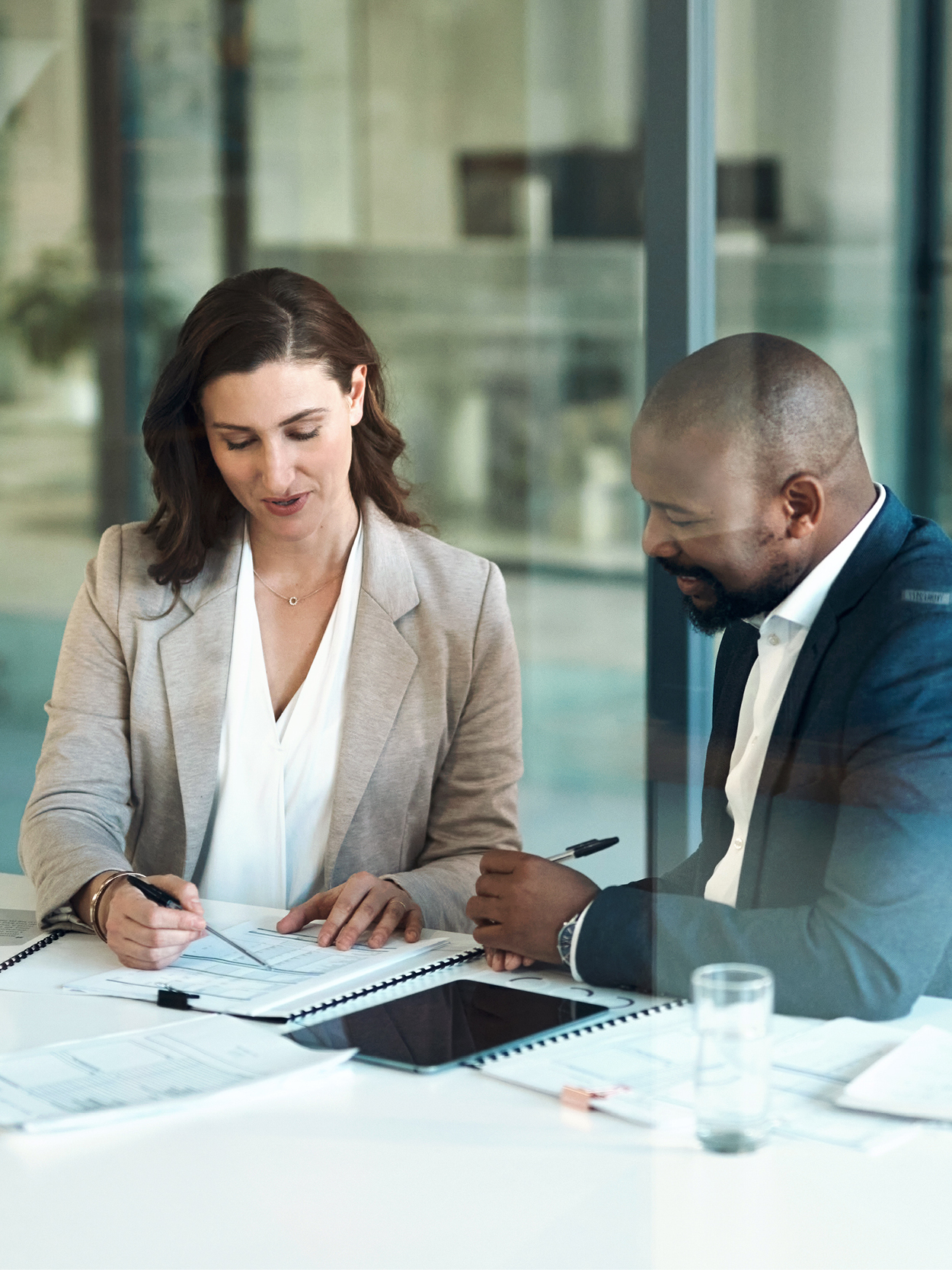recruteur TI examinant des documents avec un client